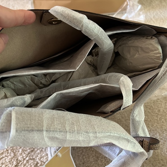 MICHAEL KORS JUNIE LARGE MESSENGER LEATHER SHOUDER PURSES 11x11 GOLD HARDWARE - Picture 10 of 13